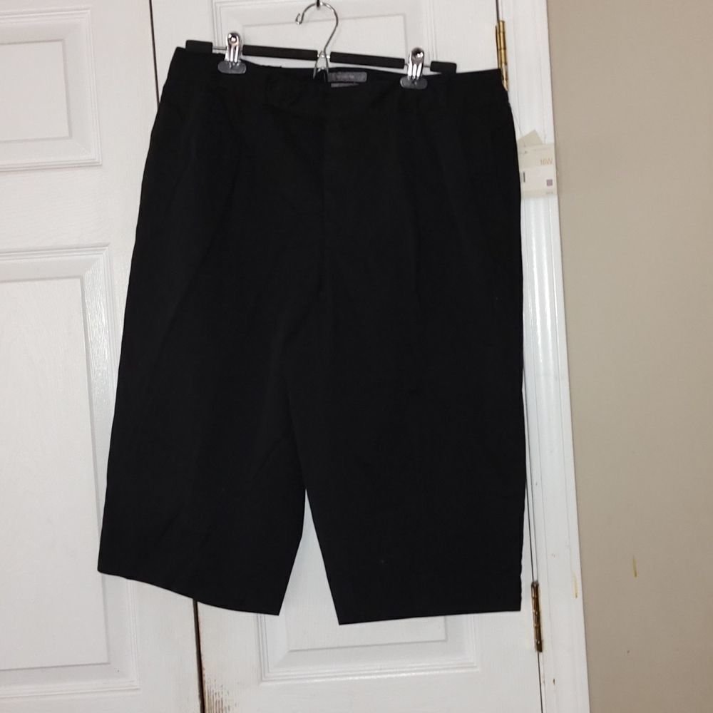 Liz Claiborne  Sloane black capris  shorts Sz 16W
